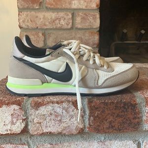 Nike women’s internationalist